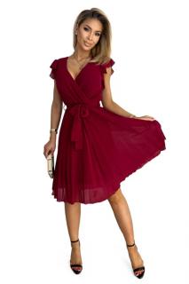 Numoco 374-2 POLINA Plisované šaty s výstřihem a volány - Vínová barva S