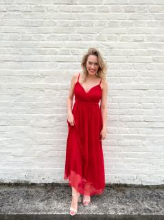 Dlouhé tylové šaty se stuhou Barva: červená