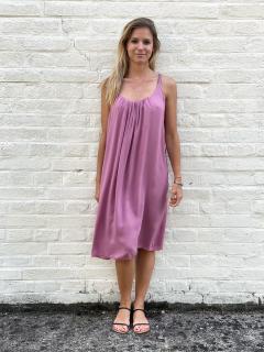 volné šaty Carla Barva: fialovo-růžová