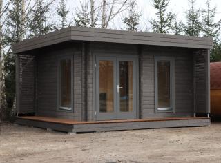 Venkovní finská sauna Dorpat, 3 místnosti a terasa, 5,2x4,6m, tl 40mm Sauna: Rozložená v balíku na vlastní montáž