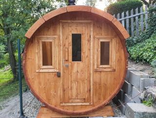 Venkovní sudová sauna s předsíní LUX 4x2,35m, smrk Sauna: Rozložená v balíku na vlastní montáž