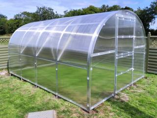 Zahradní skleník z polykarbonátu Baltik 2 m  + Mulčovací textilie + Zahradní konev Délka skleníku: 2 m, Šířka skleníku: 3 m, Tloušťka polykarbonátu: 4…