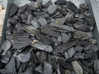 Gneis černá kamenná štěpka - 25kg balení 1 - 3 cm Gneis černá kamenná štěpka, 25 kg balení