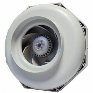 Can-Fan RK 200mm 820 m³/h, ventilátor (Potrubní ventilátor Ruck má dozadu zahnuté lopatky.Tento ventilátor je napěťově řízený a má integrovaný automatický termokontakt. Jeho ventilátorová jednotka je vyvážená ve 2 rovinách v souladu s G 2,5 DIN ISO 1940. 