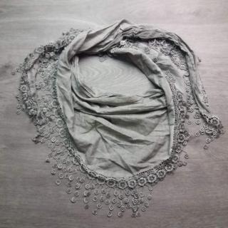šátek plátěný žíhaný šedý s krajkou
