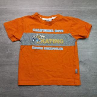 tričko kr.rukáv oranžové s nápisy a klukem vel 98/104
