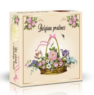 Belgické plněné pralinky 50g - Košík květiny (Bonboniéra obsahuje 4 plněné belgické pralinky z mléčné, hořké a bílé luxusní čokolády v potištěné krabičce.)