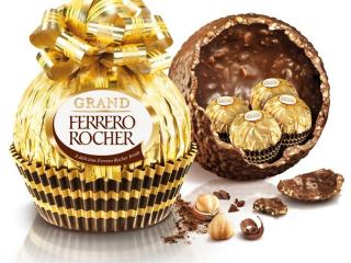 Ferrero Rocher pralinky 240g - DMT 20.04.2024 (Čokoládový dutý korpus z mléčné čokolády s kousky lískových oříšků.)