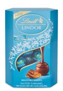 Lindt LINDOR pralinky Slaný karamel 337g - DMT 31.08.2023 (Mléčná čokoláda s krystaly soli a jemnou karamelovou náplní (44%).)