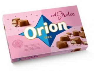 ORION Od srdce 142g (Pralinky z mléčné čokolády 55 % plněné mandlovou náplní 41 % a karamelizovanými kousky mandlí 4 %.)
