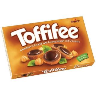Toffifee 125g (Celá jádra lískových ořechů (10%) v karamelu (14%) s lískoořechovým krémem (37%) a čokoládou (12%).)