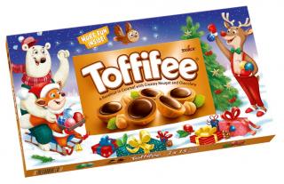 Toffifee vánoční Kamarádi 3x125g - DMT 01.05.2024 (Celá jádra lískových ořechů (10%) v karamelu (14%) s lískoořechovým krémem (37%) a čokoládou (12%).)