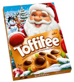 Toffifee vánoční Santa 250g - DMT 01.04.2024 (Celá jádra lískových ořechů (10%) v karamelu (14%) s lískoořechovým krémem (37%) a čokoládou (12%).)
