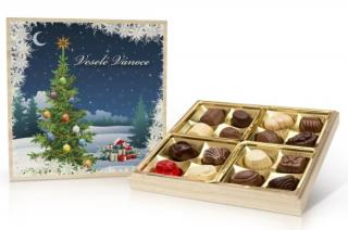 Vánoční stromeček - Výběr pralinek v dřevěné dóze 200g - DMT 07.09.2024 (Bonboniera obsahuje výborné plněné pralinky z belgické čokolády v luxusní dřevěné dóze s vánočním motivem.)