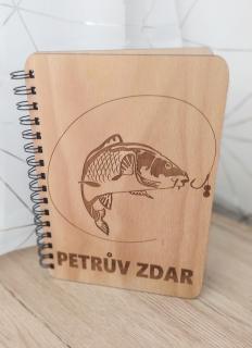 Dřevěný zápisník, diář kapr A5 (Diář, nebo zápisník pro rybáře)