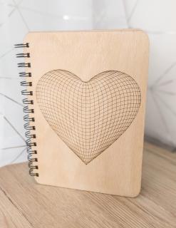 Dřevěný zápisník, diář srdce A5 (Diář, nebo zápisník se srdcem)