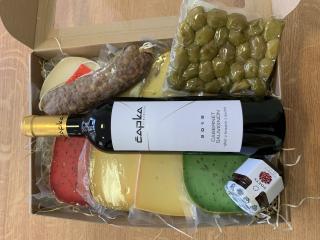 Dárkový balíček MIX sýrů, delikatesy a víno