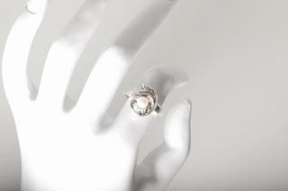 Dámský menší prsten Barok s perlou Materiál: Stříbro 925/1000, Velikost prstenu: 41 (13,0mm), Barva perly: Tmavá