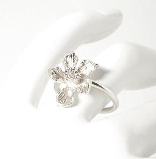 Dámský stříbrný prsten s květinou Sakura Velikost prstenu: 45 (14,3mm)