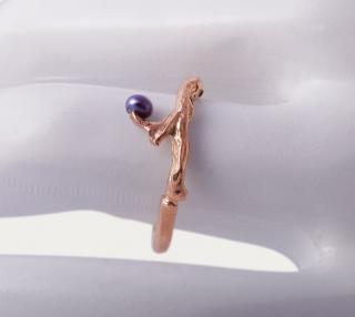 Pozlacený  minimalistický prsten Berries dámský ze stříbra s perlou Velikost prstenu: 46 (14,7mm), Barva perly: Tmavá