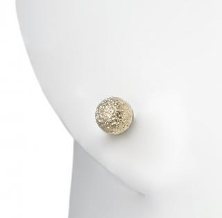 Stříbrné minimalistické náušnice Luna pecky se zlatou kuličkou