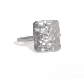 Stříbrný tepaný hranatý prsten Hammer Velikost prstenu: 45 (14,3mm)