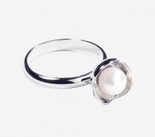 Zlatý dámský zásnubní prsten Bowpearls s perlou Akoya z bílého zlata Velikost prstenu: 44 (14,0mm)