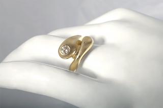 Zlatý dámský zásnubní prsten s diamantem Velikost prstenu: 43 (13,7mm)