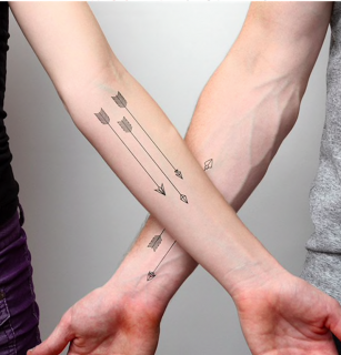 Šipky - Voděodolné tetování na nohu Černá