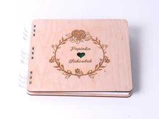 Dřevěná svatební kniha hostů - rustikální vzor s barevným srdcem Přední list: Červený