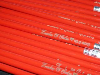 Gravírované tužky pro svatební hosty - Lakovaná červená Písmo: Gando