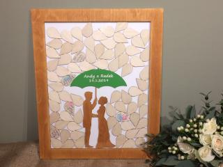 Obraz pro podpisy svatebních hostů - snoubenci pod deštníkem lásky