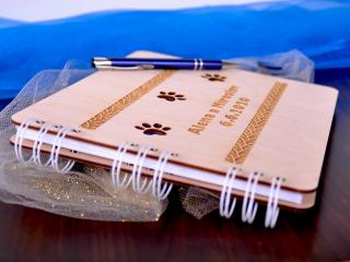 Originální luxusní dřevěná kniha hostů s gravurou - Kočičí tlapky - A4 Orientace: Na šířku, Přední list: Červený