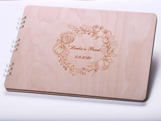 Originální luxusní dřevěná kniha hostů s gravurou -květinový věneček A4 Orientace: Na šířku, Přední list: Červený