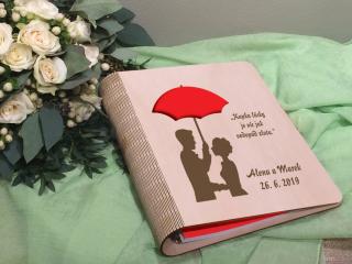 Svatební fotoalbum Exclusive A4 - Ženich s nevěstou pod deštníkem Orientace: Na šířku, Přední list: Červený