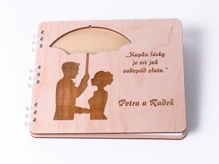 Svatební kniha hostů dřevěná s gravurou - novomanželé pod deštníkem Přední list: Světle modrý