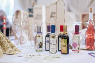 Svatební minivíno - Rulandské šedé /bílé víno/ Barva etikety: Lososová, Barva uzávěru (kapsle): Světle modrá