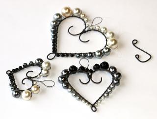 JoyKa Original - 3 Drátkovaná srdce s voskovanými korálky, zavěšená pod sebou - Bílá, šedá a černá perleťová láska (3486) (Česká Ruční Tvorba z Podkrkonoší)