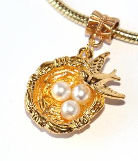 Korálek Fashion Jewerly - Přívěsek Zlaté hnízdo s vajíčky, Vlašťovka, Ptáček, Lady Bird 2394