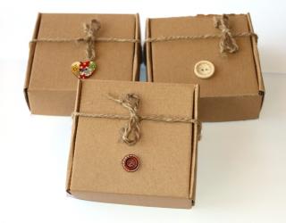 MR Dárková krabička na kapesní hodinky, malé svíčky a další dárky - Přírodní papír 10 x 10 cm, Knoflík, Hand made with love 3033