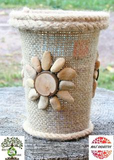 Recycled by Nature - Originální váza z kelímku 437 (recyklace přírodou, juta, kamínky, ruční výroba, originální kus)