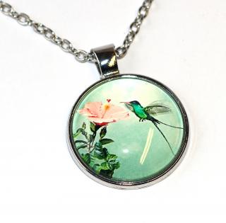 Řetízek Fashion Jewerly - Amulet Kolibřík a lilie v zelené, Posel radosti, Nejmenší ptáček na světě, Free spirit 3505