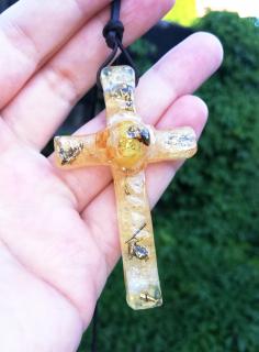 Křížek s jantarem