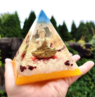 Pyramida Buddha s granátem