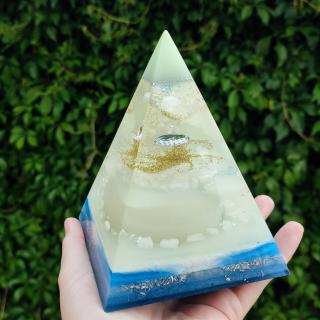 Pyramida květ života silně fosforujiící