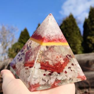 Pyramida Mayská s granátem - drobná vada