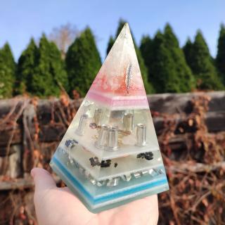 Pyramida růženín, onyx
