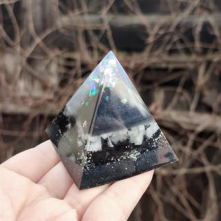 Pyramida šungit černá