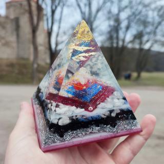 Pyramida ŠUNGIT se zlatem 24 karátů