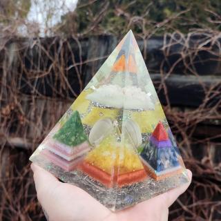 Pyramida Transformace speciál, pruhovaný achát, fosforuje
